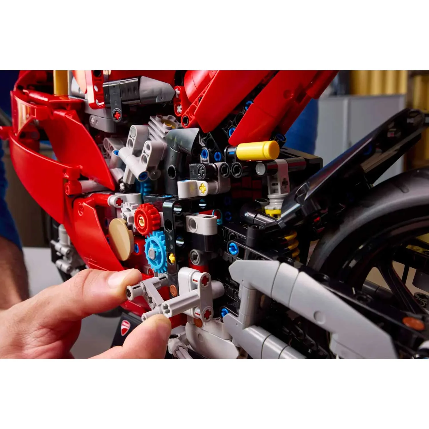 LEGO - Linea Technic: Motocicletta Ducati Panigale V4 S 42202 - Image 7